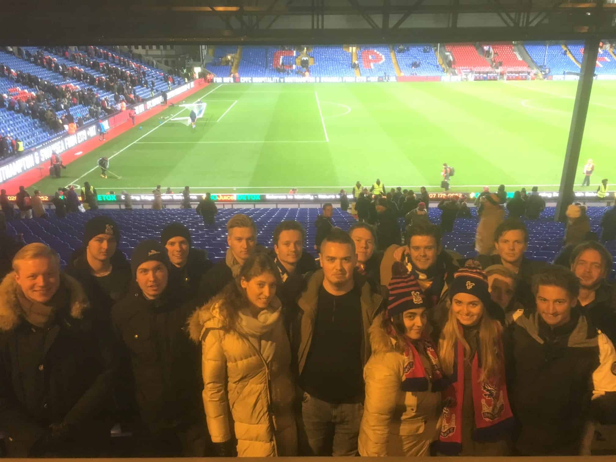 Studietur: Elevene ved Sportsjournalistikk og idrett er i London for å lære mer om engelsk fotball. 