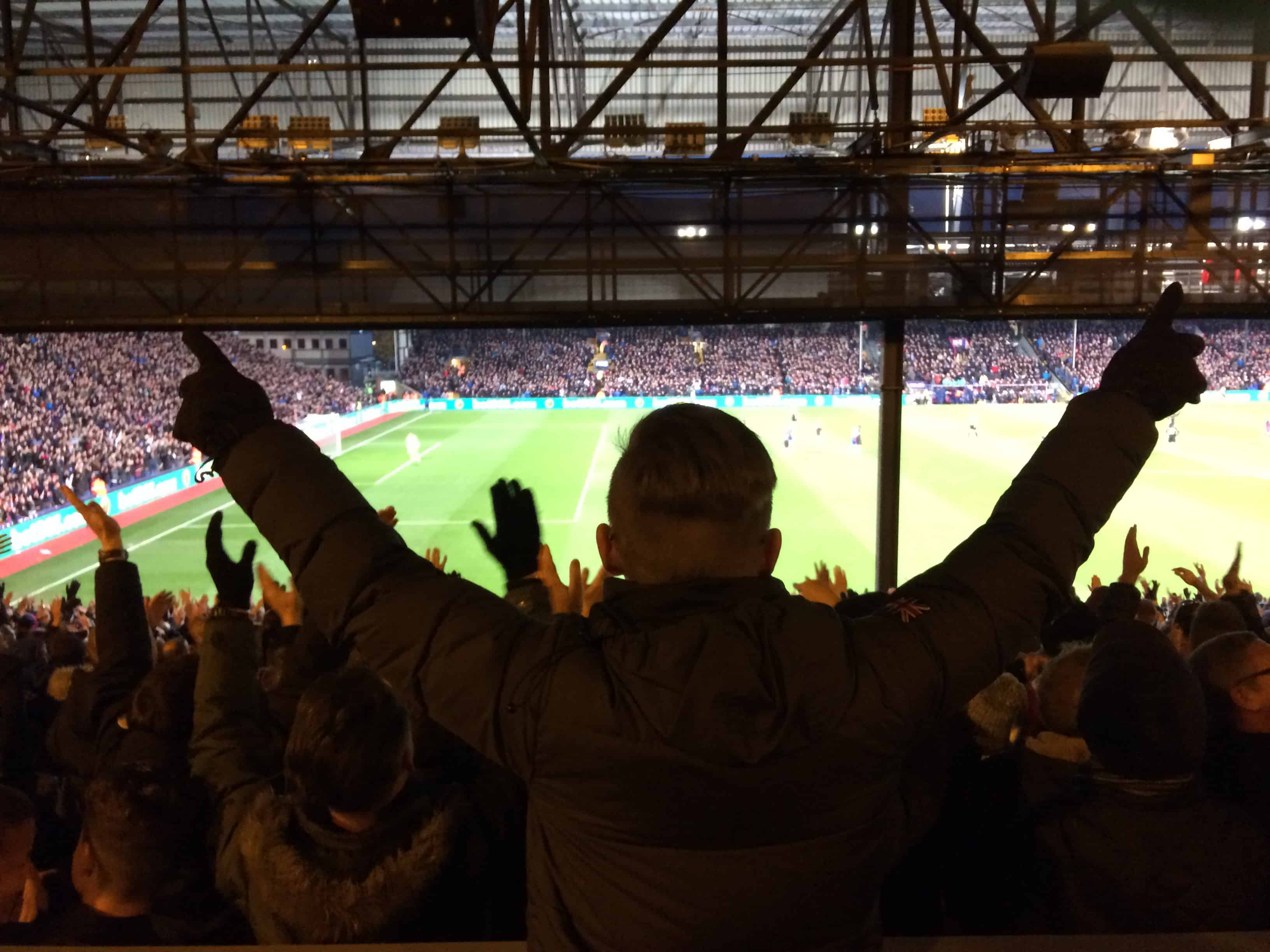 Joakim Berger gir sin støtte til hjemmefansen på Selhurst Park. 