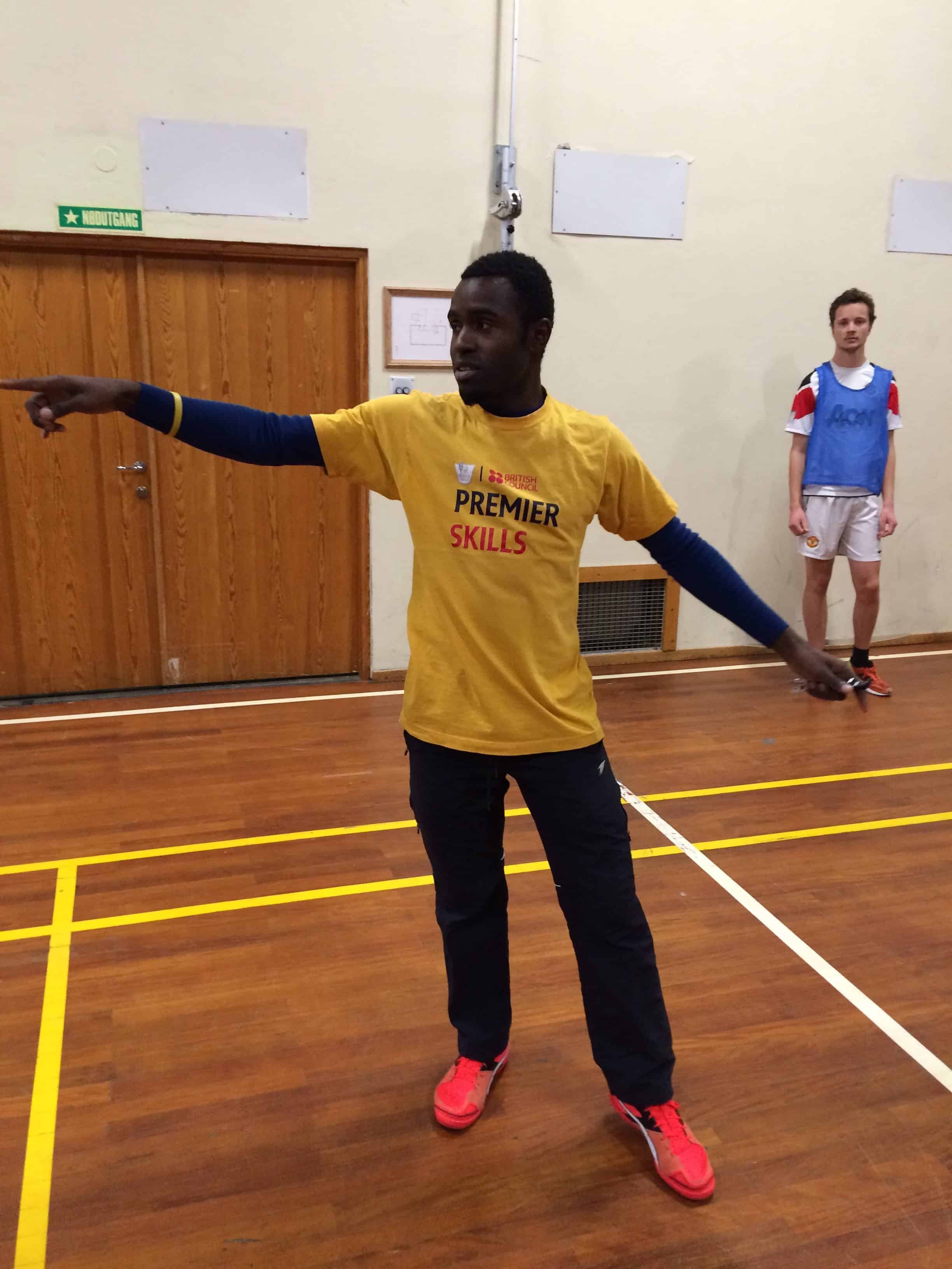 Eksklusivt; Richard Maponda Phiri kommer fra Zambia og instruerer elevene i netball. 