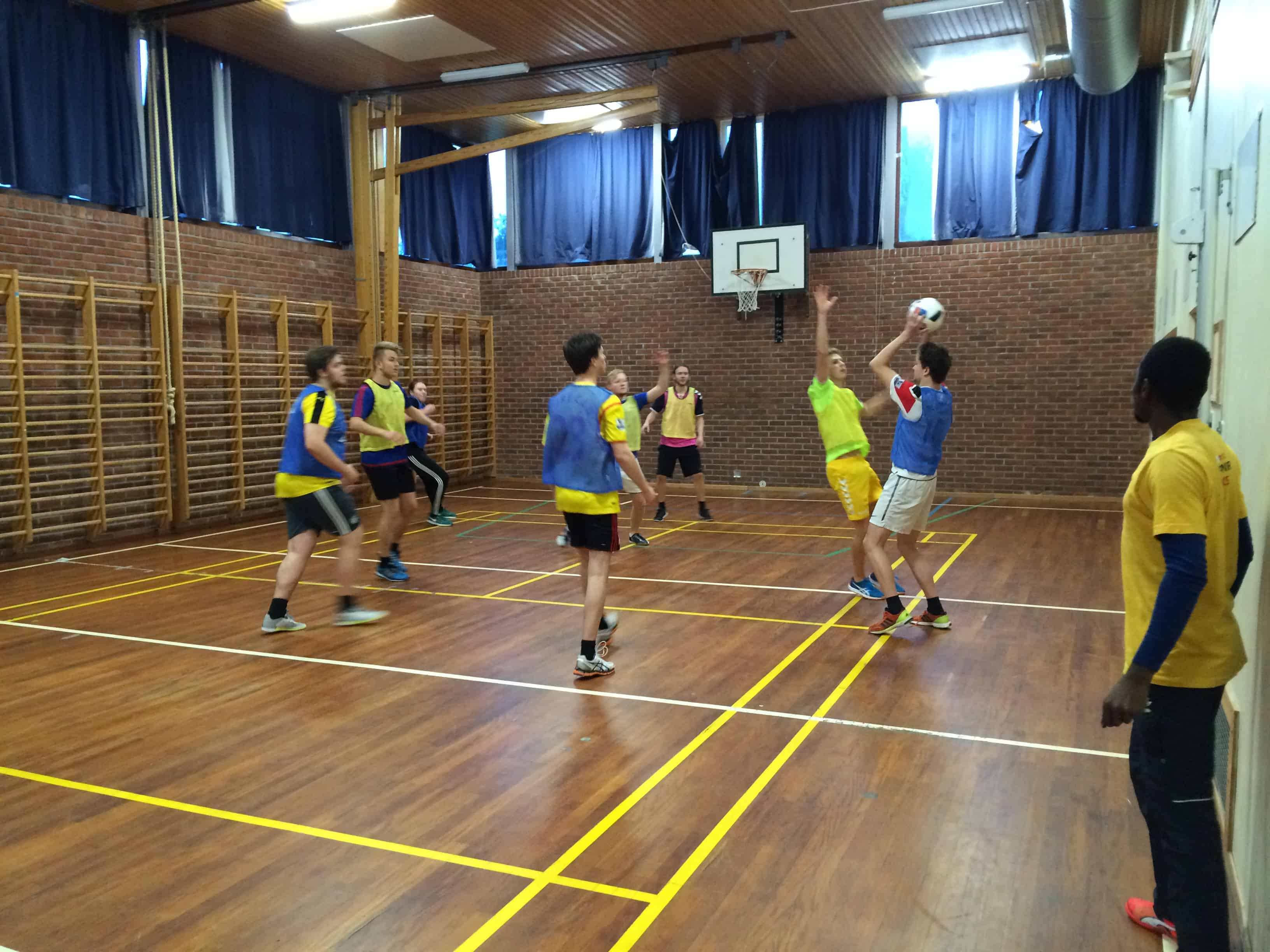 Netball: Stor aktivitet i gymsalen når SPORT-elevene kommer nær en ball. 