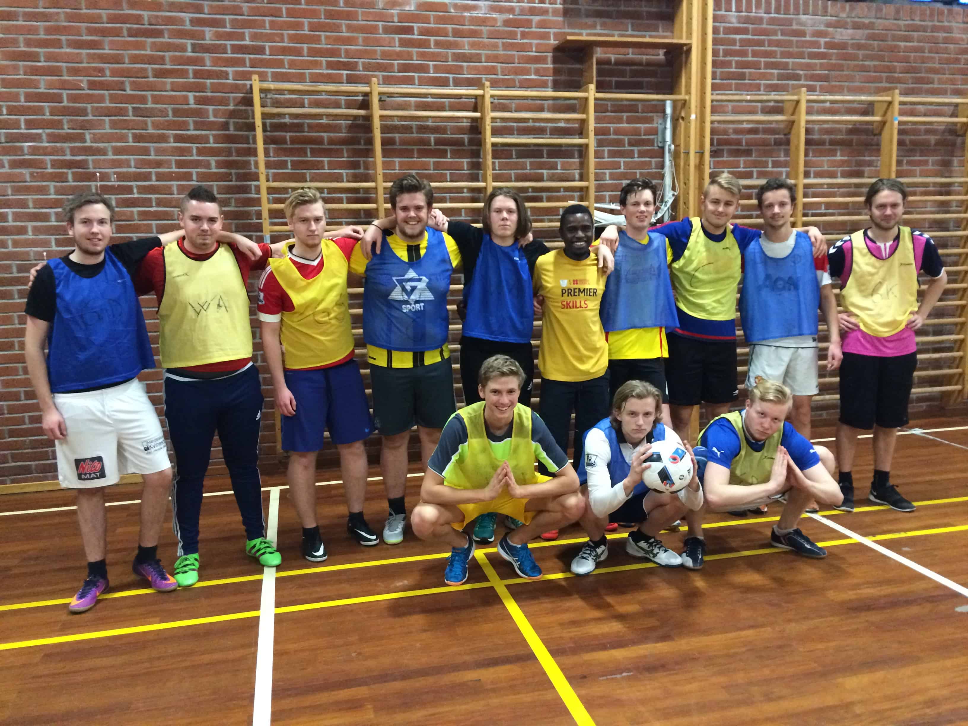 Team Skjeberg; Årets netballag ved Skjeberg Folkehøyskole poserer. 