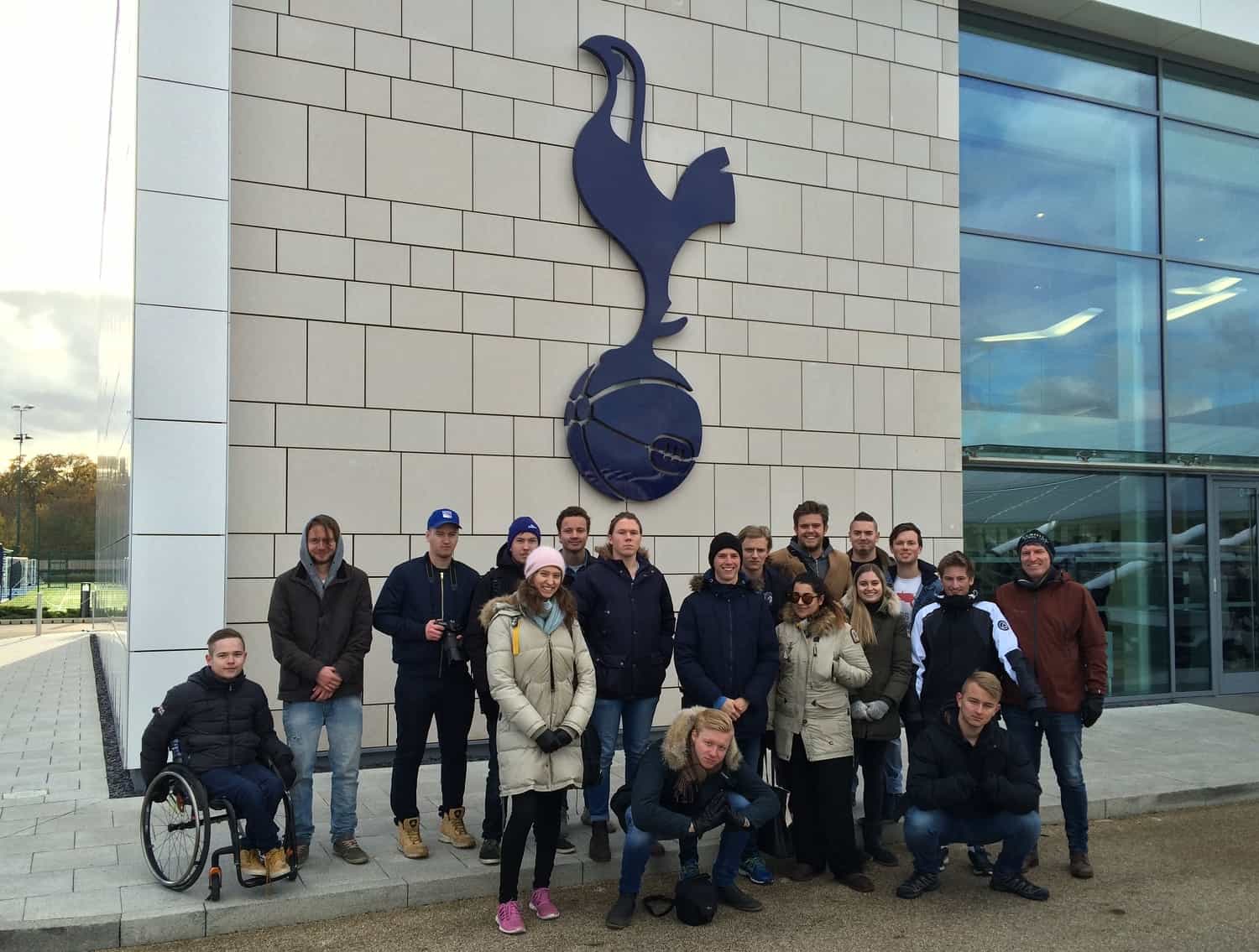 Hele sportsgruppa samlet på Tottenhams treningsfelt Hotspur Way.