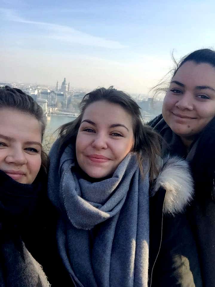 Hanna Levin, Andrea Johansen og Isabel Rodriguez på Buda-høyden med utsikt over byen.