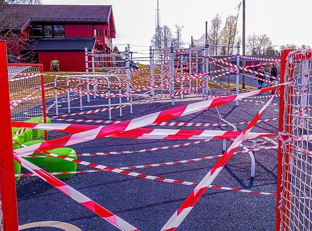 Stengt. Ingen tvil om at det er stengt her. Svein Rhode Mæhlum har fanget opp et motiv og en stemning vi ikke er vant til i Norge.